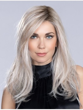 Perruque Music Comfort Ellen Wille teinte Metallicblonde Rooted portée par un mannequin