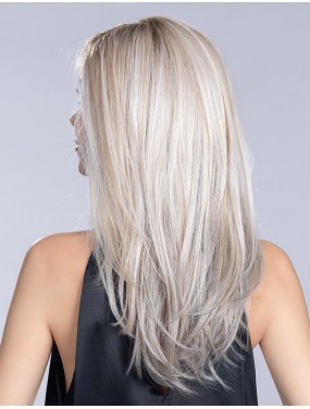 Perruque Music Comfort Ellen Wille teinte Metallicblonde Rooted portée par un mannequin
