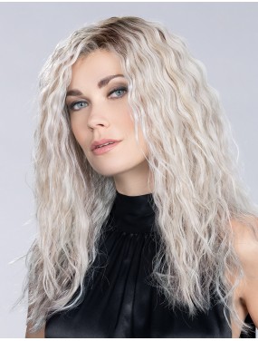 Perruque Music Comfort Ellen Wille teinte Metallicblonde Rooted portée par un mannequin