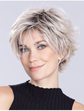 Perruque Relax Large Ellen Wille teinte Metallicblonde Rooted portée par un mannequin