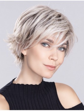 Perruque Relax Large Ellen Wille teinte Metallicblonde Rooted portée par un mannequin
