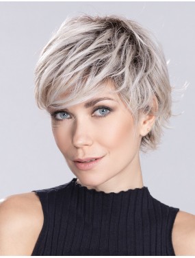 Perruque Relax Large Ellen Wille teinte Metallicblonde Rooted portée par un mannequin