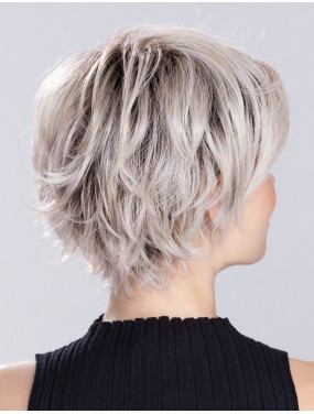 Perruque Relax Large Ellen Wille teinte Metallicblonde Rooted portée par un mannequin