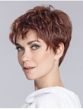 Perruque Yoko Ellen Wille teinte Cherryred Rooted portée par un mannequin