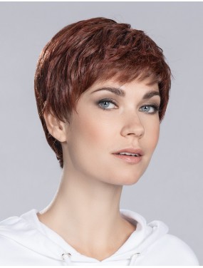 Perruque Yoko Ellen Wille teinte Cherryred Rooted portée par un mannequin