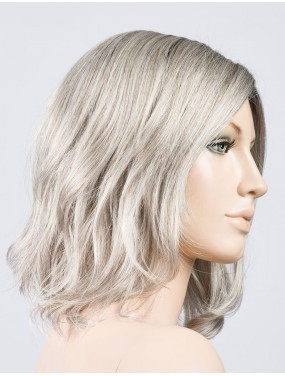 Perruque Destiny Mono Part Ellen Wille teinte Darksnow Rooted sur mannequin vue de profil