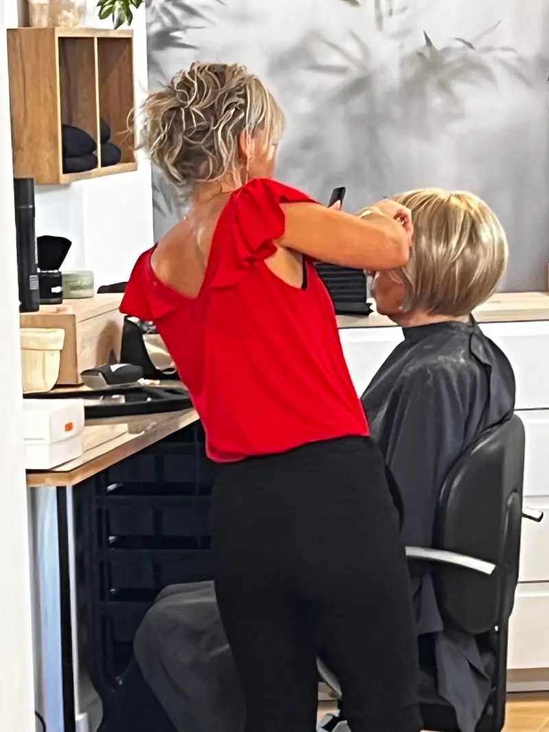 Coupe de perruque médicale sur mesure Coiffeuse experte ajustant une perruque médicale sur mesure pour une patiente à Montpellier