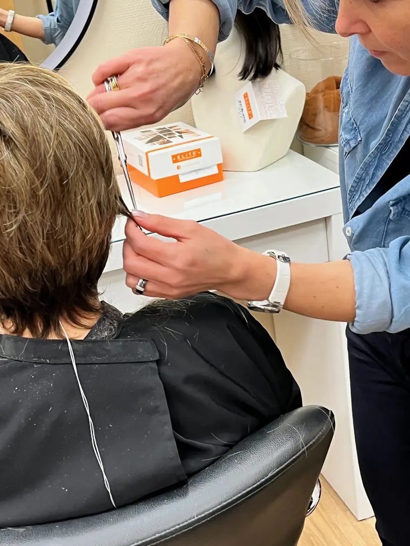 Coupe de prothèse capillaire à l'ICM Coupe et personnalisation d'une prothèse capillaire à l'Institut du Cancer de Montpellier