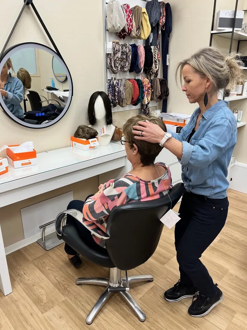 Essayage prothèse capillaire ICM Montpellier Essayage d'une prothèse capillaire avec une coiffeuse spécialisée à l'espace Essentiel Santé de l'ICM Montpellier