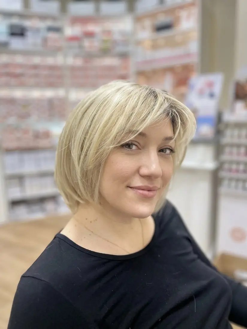 Perruque carré blond naturel ICM Patiente portant une perruque carré blond au rendu naturel, espace Essentiel Santé de l'ICM Montpellier