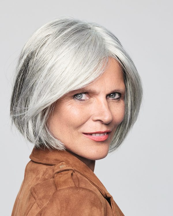 Perruque Allure Elite Hair portée, carré flou