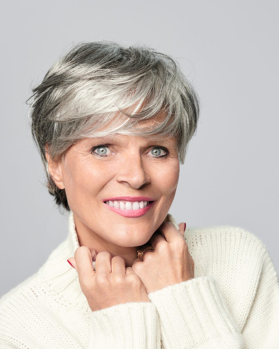 Perruque Audace Elite Hair, court gris frange, Pack Santé Premium, disponible en boutique à Montpellier