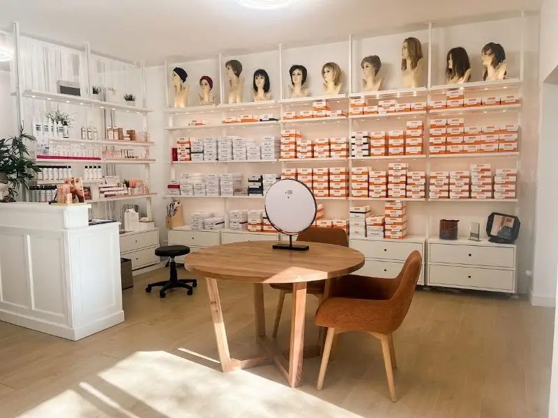 Showroom prothèses capillaires Montpellier Showroom Essentiel Santé à Montpellier : perruques médicales et prothèses capillaires exposées
