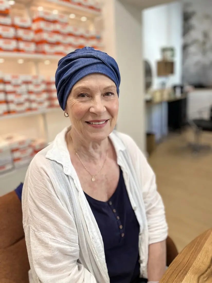 Turban jean bleu pour patiente Patiente portant un turban en jean bleu confortable, boutique Essentiel Santé Montpellier